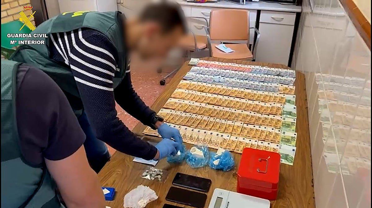 La Guardia Civil desmantela en Menorca una red de narcotráfico con casi un kilo de cocaína y 237.000 euros ocultos en un arma