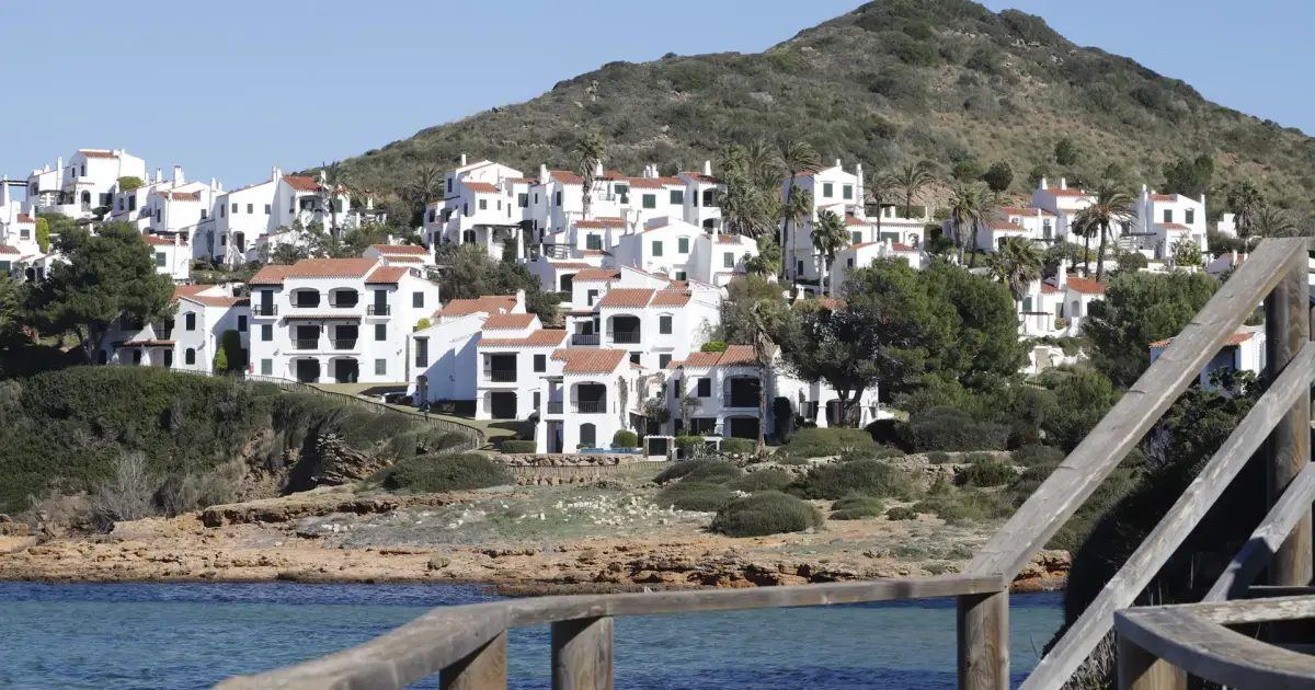 La bolsa de plazas turísticas de Menorca recauda casi dos millones en su primer año para combatir la crisis de vivienda