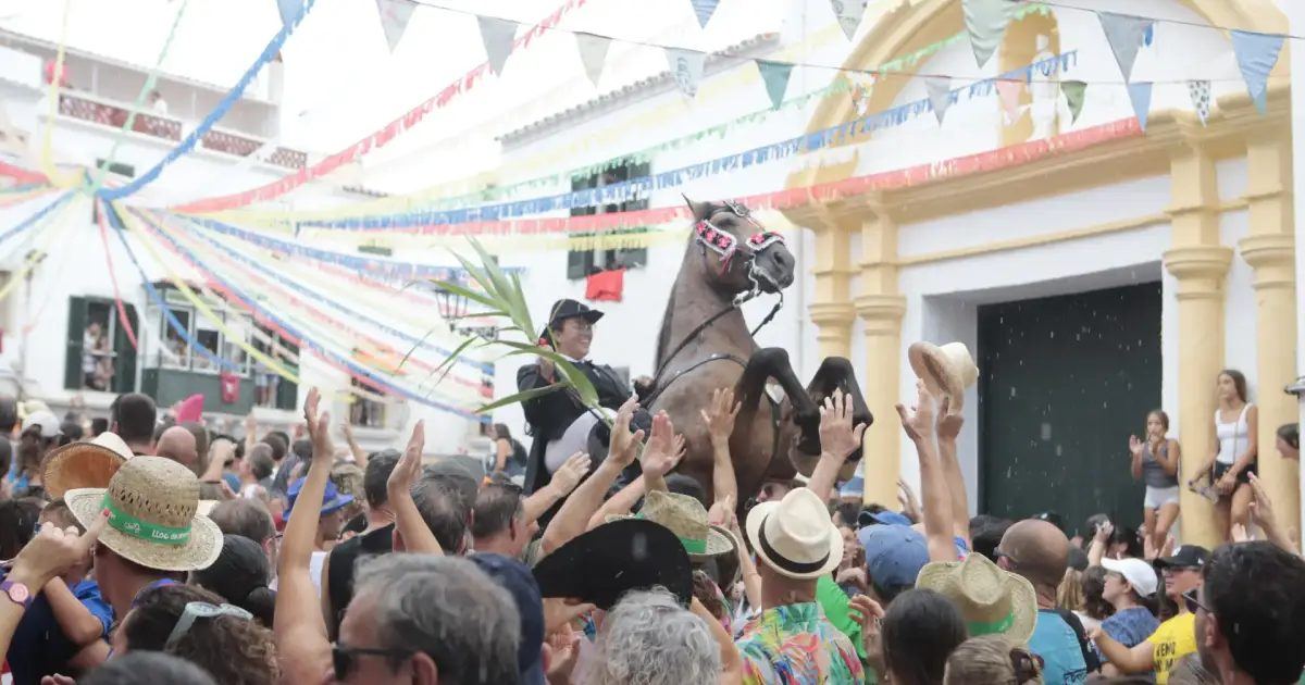 Una joven de 17 años lucha en la UCI tras recibir el golpe de un caballo durante el jaleo de Ferreries
