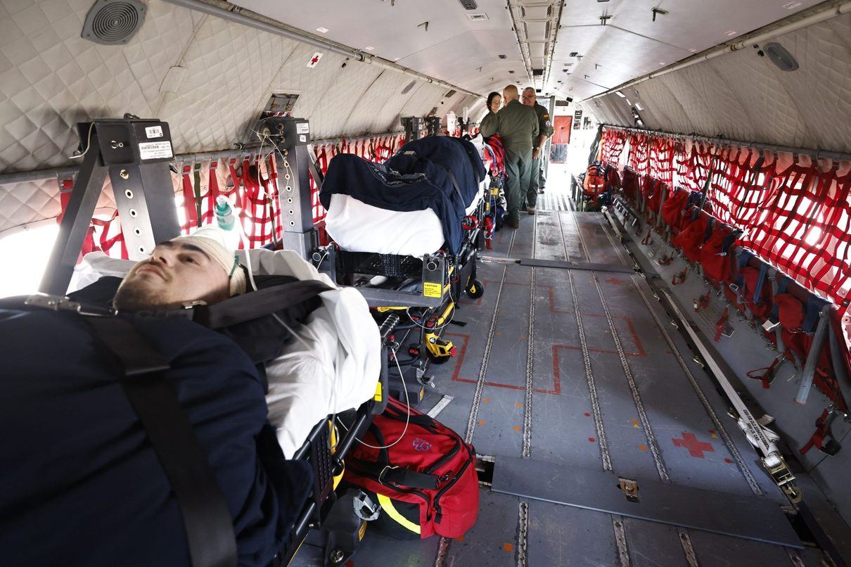 Un avión medicalizado evacúa a Francia al empresario que perdió el pie tras un choque en la carretera general de Menorca