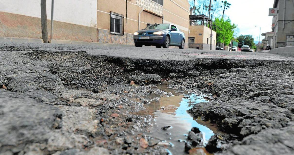 Vecinos de Ciutadella llevan meses denunciando el estado catastrófico de la calle Joan Ramis sin que el Ayuntamiento responda