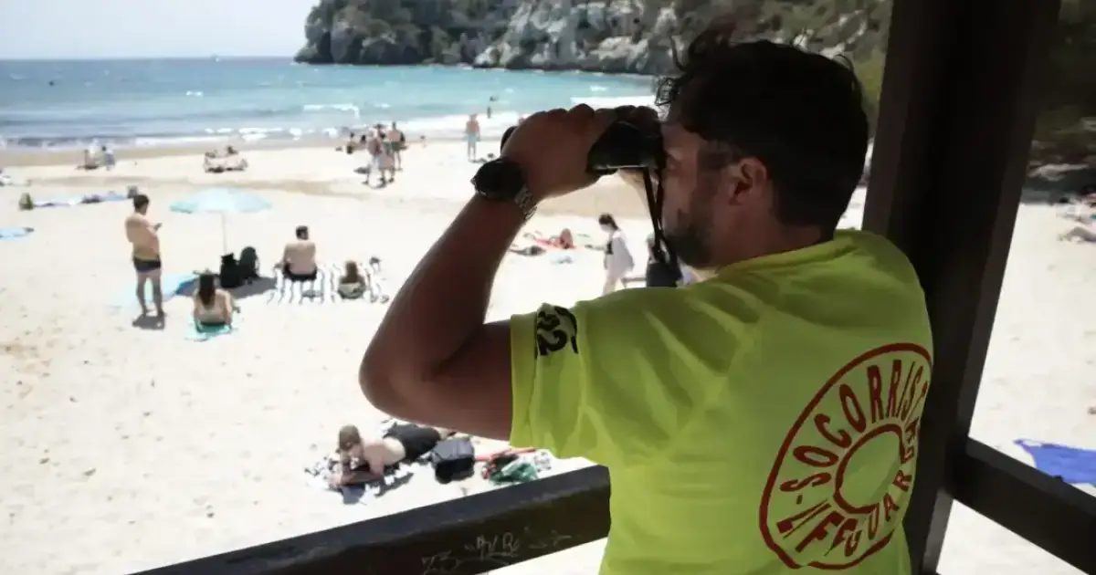 Una turista estadounidense pierde la vida a bordo de una embarcación fondeada en la cala de Macarella