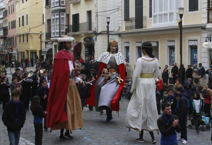 El alcalde de Maó se pone el chaleco de policía local para que los gigantes salgan a tiempo en fiestas