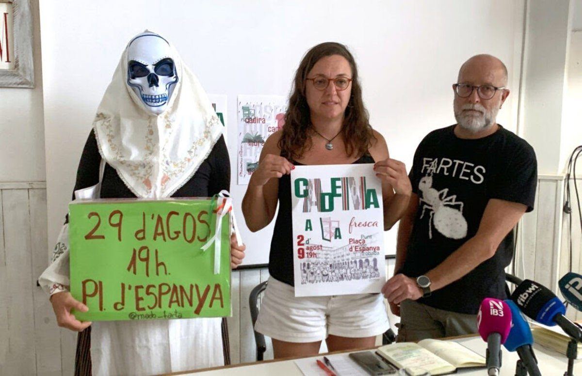 Sillas, siurells y papeles en la calle: Palma se une contra el turismo masivo con una cadena humana al atardecer