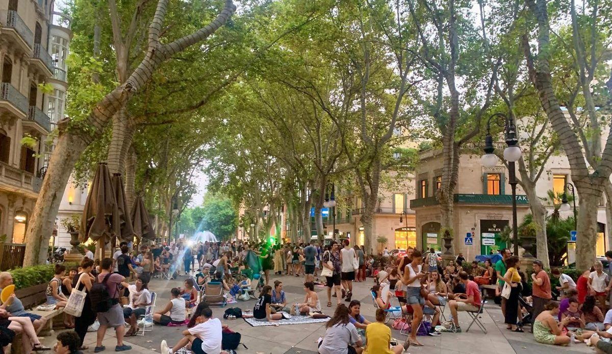 El Born recupera su esencia por una noche: vecinos cenan en el paseo sin terrazas tras una orden policial