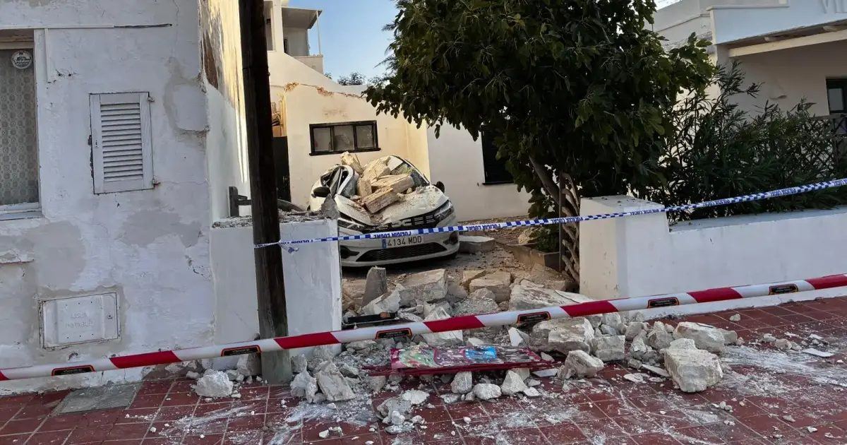 Una tormenta huracanada sacude el levante de Menorca con rachas de 121 km/h y deja decenas de destrozos