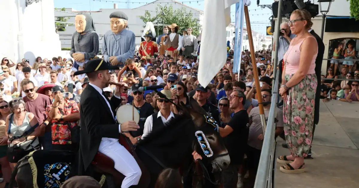 Sant Lluís abre sus fiestas patronales con el Pla de sa Creu como epicentro de la tradición y la emoción