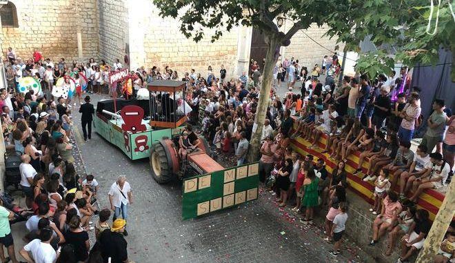 Alaior duplica participantes en su desfile de carrozas y vuelve a brillar con 800 inscritos en su 54ª edición