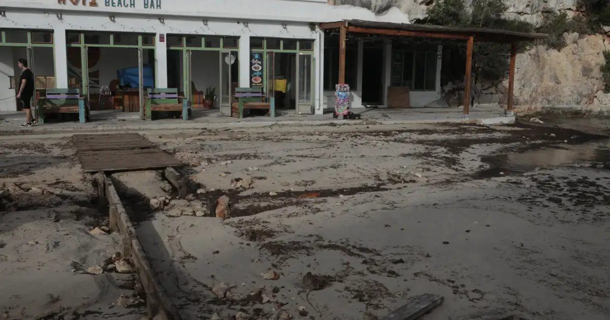 La 'rissaga' de Santandria deja negocios inundados y una playa destrozada en plena temporada alta