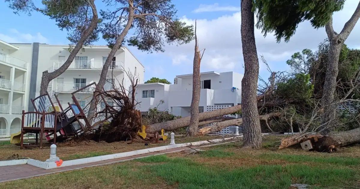 La tormenta deja turistas atrapados y mil seiscientos vecinos sin luz en Cala en Porter tras una noche de caos