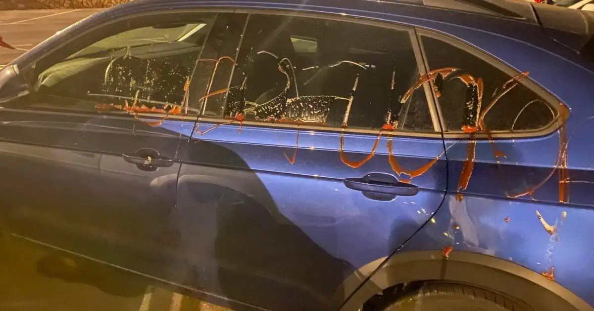 Una familia inglesa de vacaciones en Ciutadella denuncia que una mujer les insultó y pintó su coche con tomate por aparcar en
