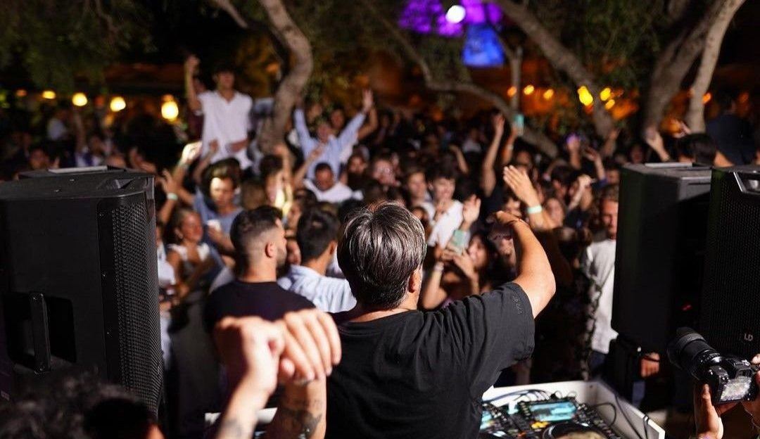 El Ukalari Live Festival llena de ritmo y baile el verano de Maó con seis horas de música sin parar