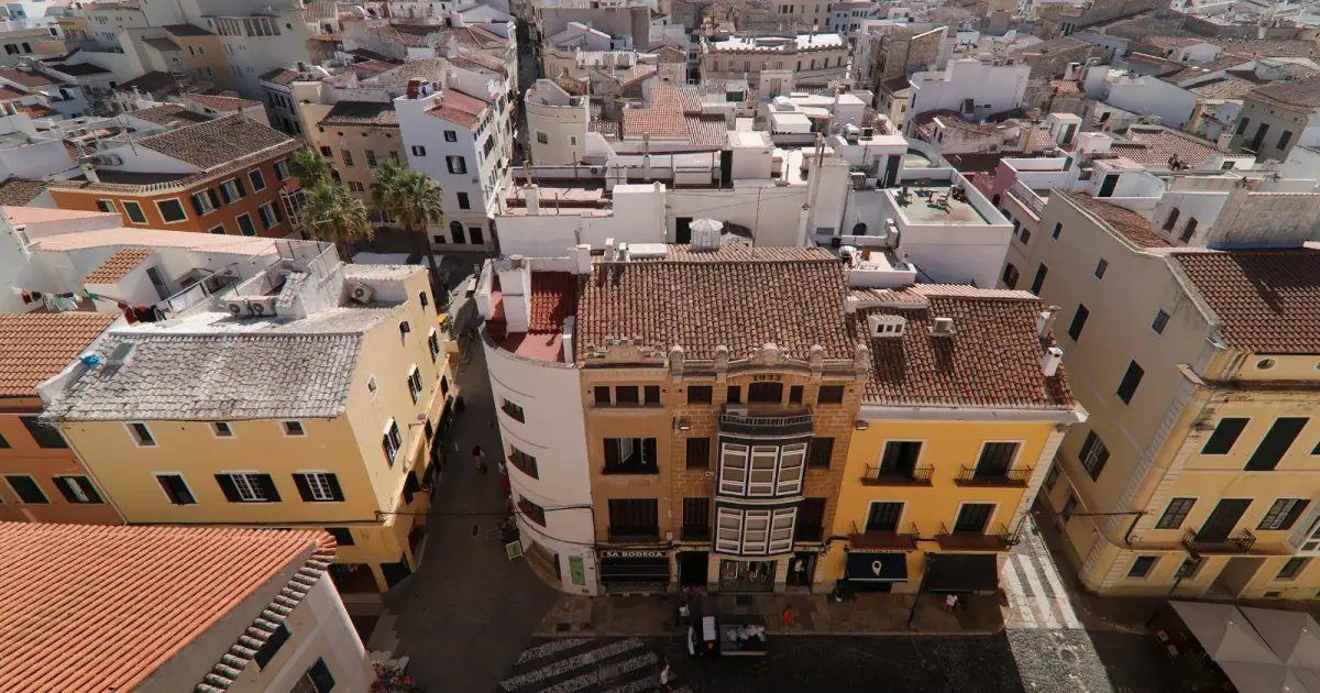 Ciutadella y Maó bloquean la transformación de locales vacíos en viviendas asequibles, según el PP de Menorca