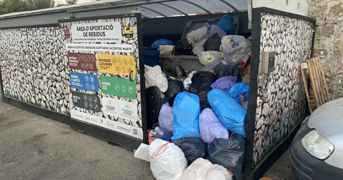 Vecinos de Maó denuncian el desbordamiento del área de residuos de la Sínia des Cuc en pleno agosto
