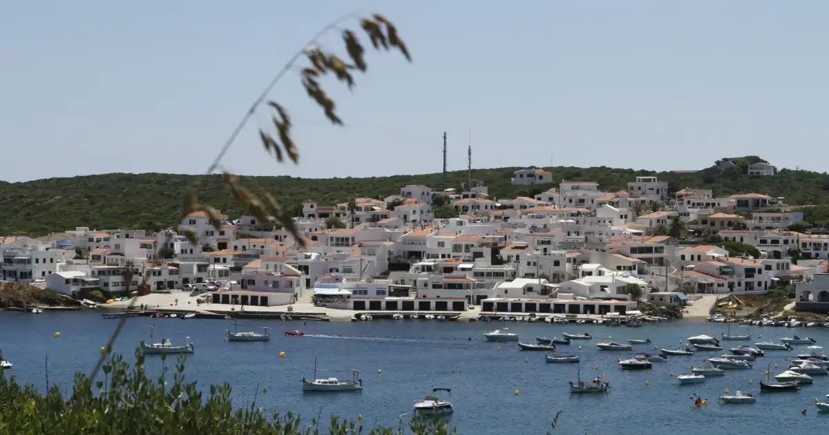Menorca reabre el mercado vacacional: más de 800 plazas turísticas en viviendas reciben luz verde del Consell