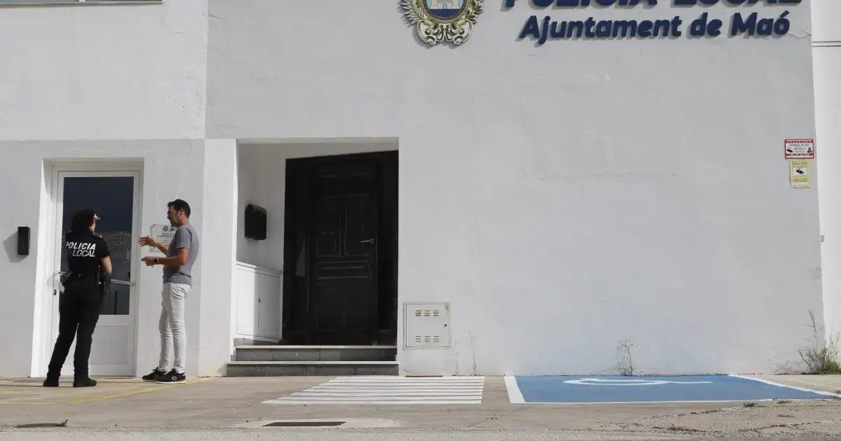 El sindicato UGT denuncia ante la Fiscalía al jefe de la Policía Local de Maó por usar coches patrulla para traslados privado
