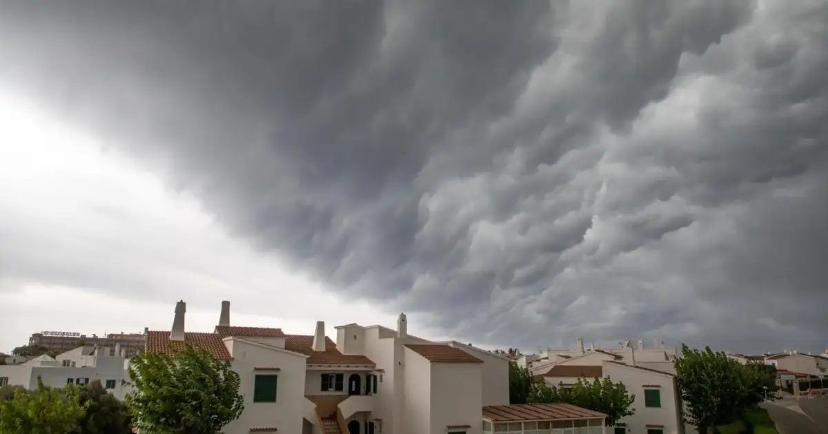 Cinco alertas meteorológicas ponen en jaque a Menorca este jueves con viento, calor, tormentas y rissagues