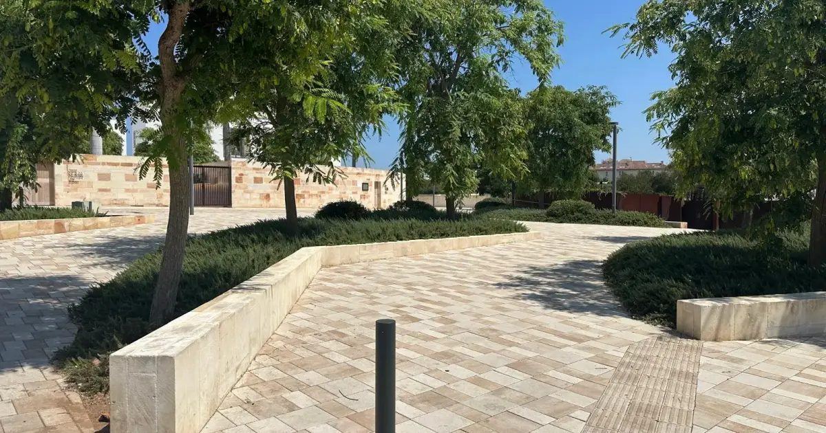 La plaza Quintana de Mar lleva más de un año sin que el Ayuntamiento de Ciutadella la asuma como suya