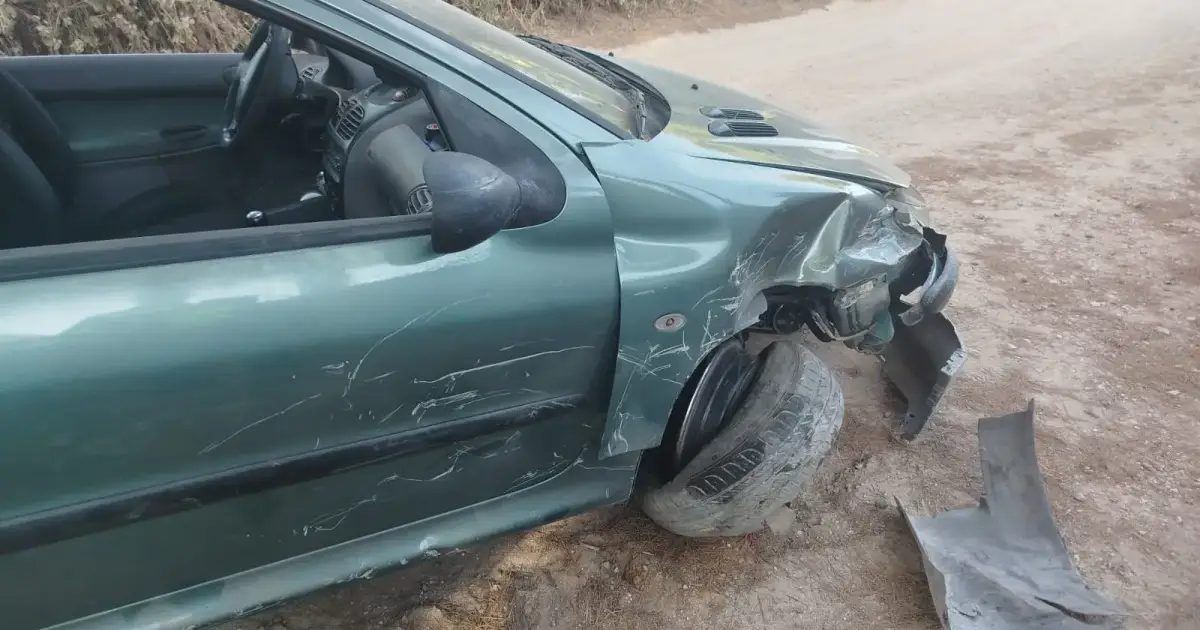 Ebrio al volante en Ciutadella: choca contra una pared, huye y se esconde en una finca vecina
