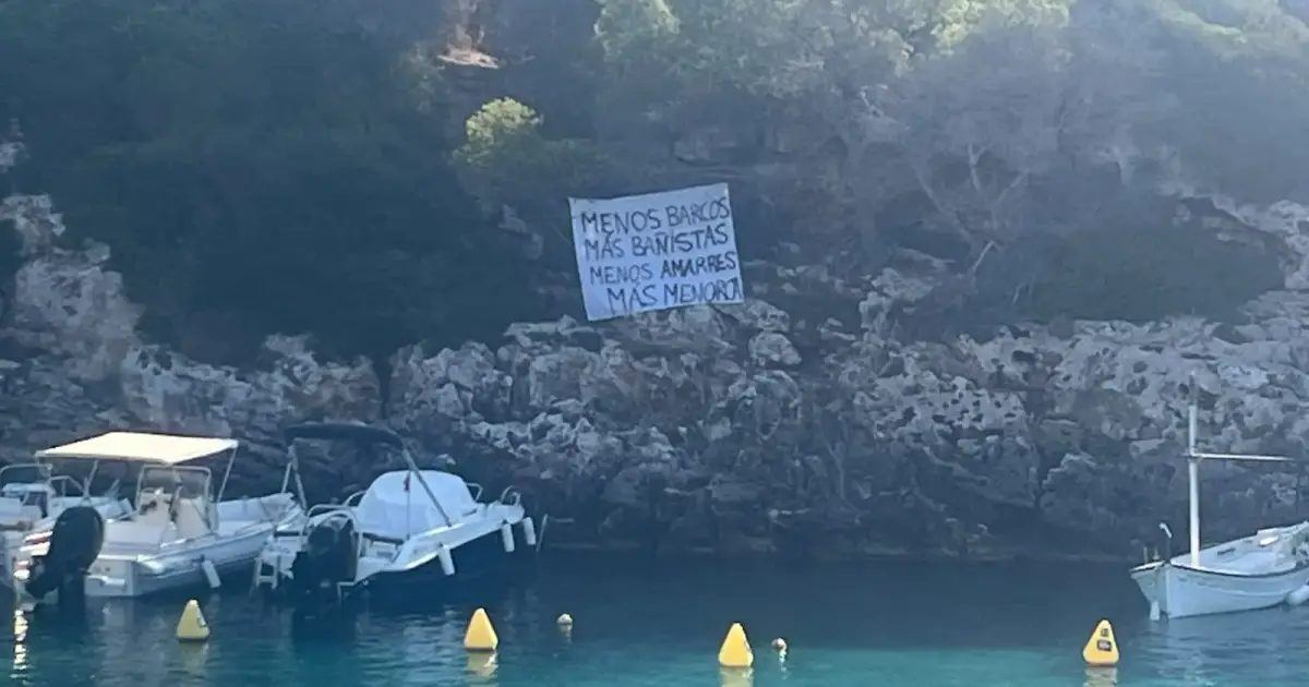 Una pancarta en las rocas de Binissafúller eleva la voz contra la presión de las embarcaciones en Menorca