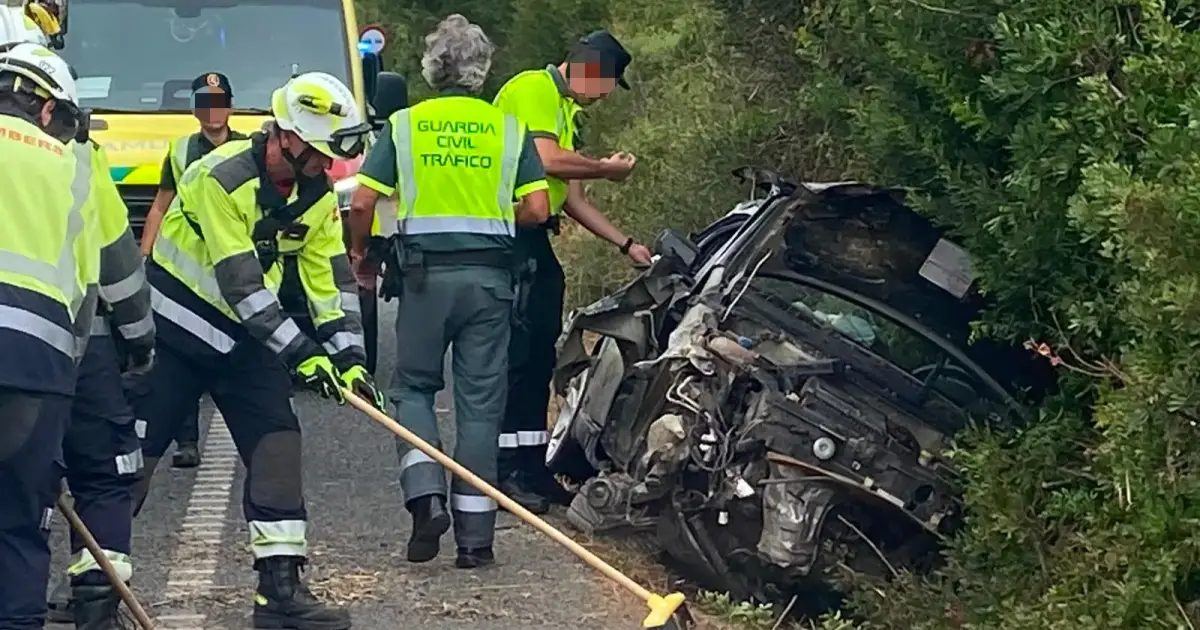 Un Fiat Panda da varias vueltas de campana en la carretera general de Menorca y deja atrapada a su conductora