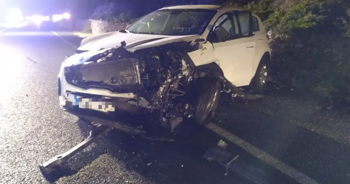 Un joven sin carné huye tras provocar un choque con tres heridos graves en Ciutadella