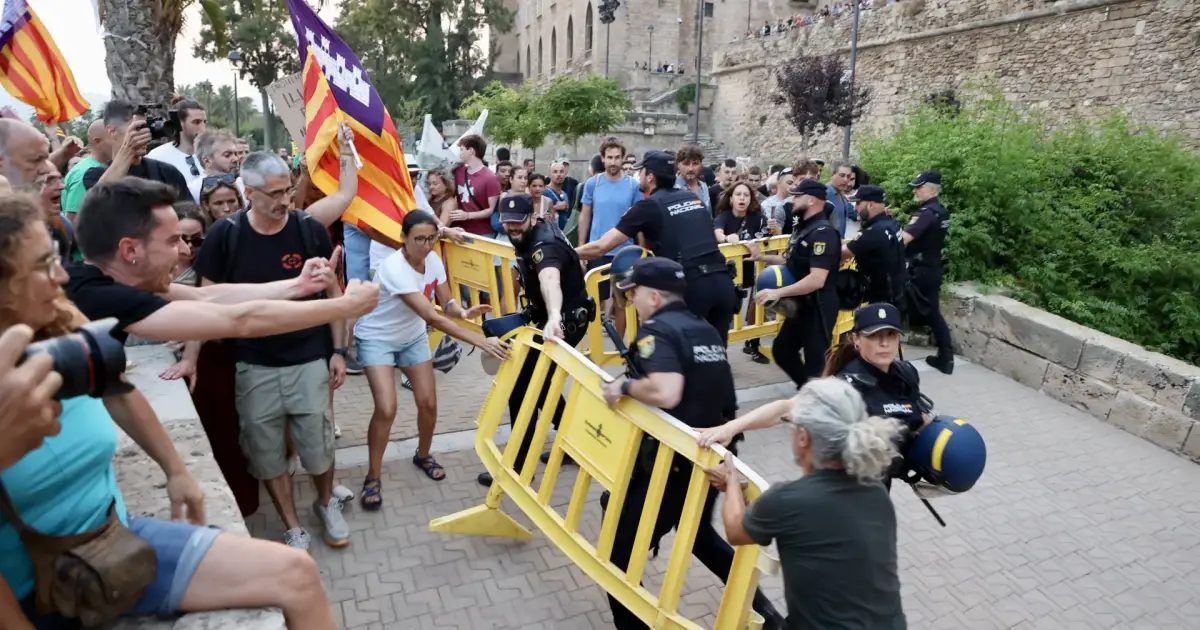 Siete detenidos tras la gran marcha antiturística del 26-J: la Policía entrega al juez un informe que avala las cargas