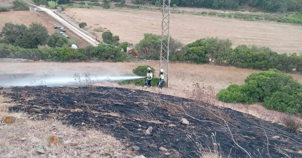 La humedad matinal salva a Ferreries de un incendio agrícola que amenazó la finca de Sant Pere