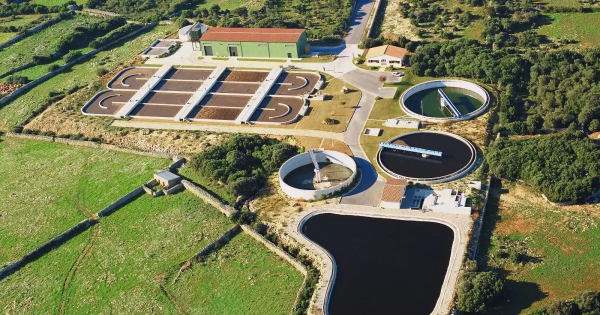 Sant Lluís da el primer paso hacia su balsa de regantes con el inicio de las canalizaciones de agua depurada