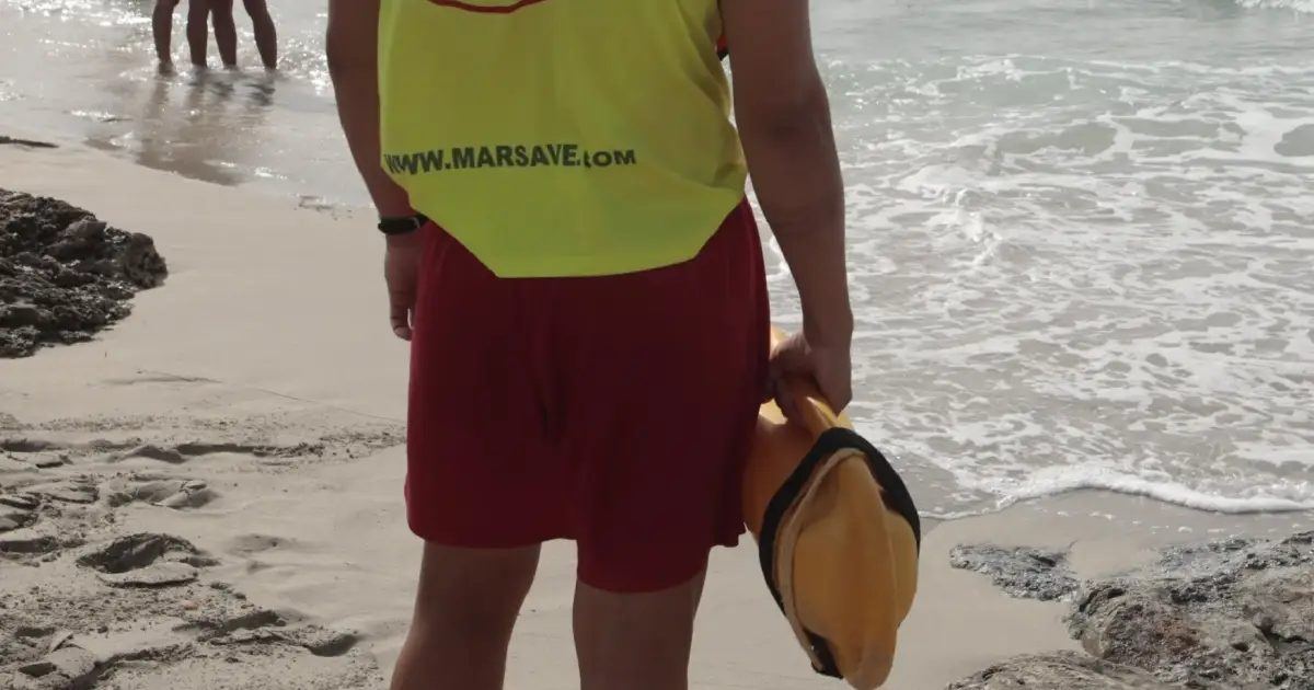 Cuatro de cada diez socorristas en las playas de Menorca trabajan sin titulación oficial