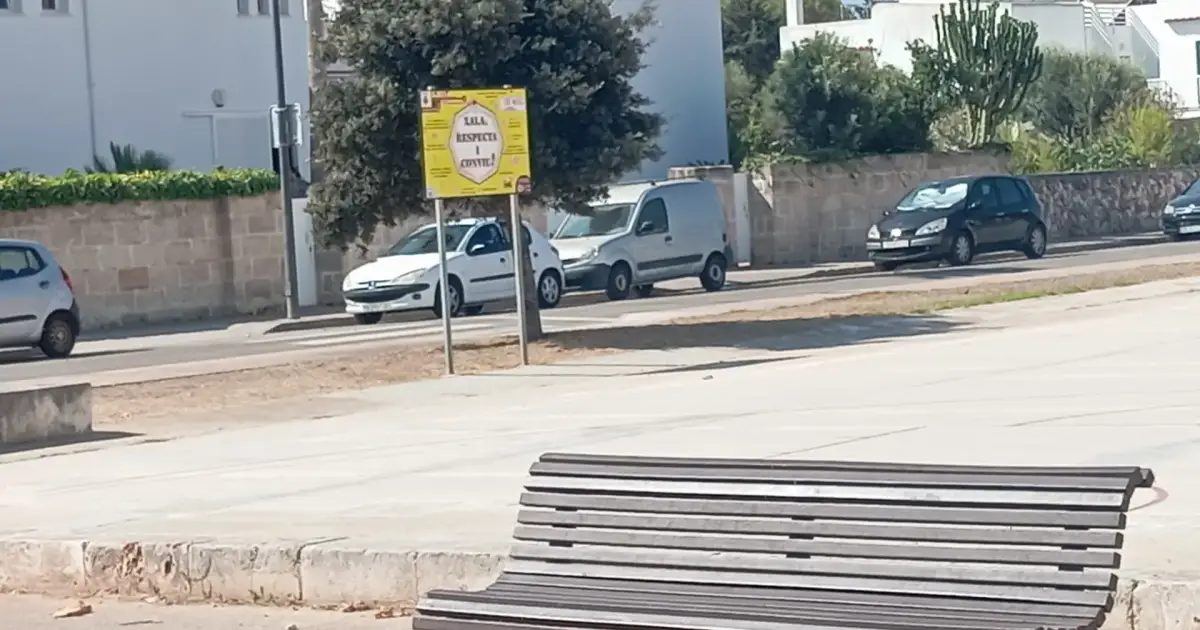 El Ayuntamiento de Ciutadella retira el equipamiento deportivo del parque Margarita Florit pero conserva el cartel que invita