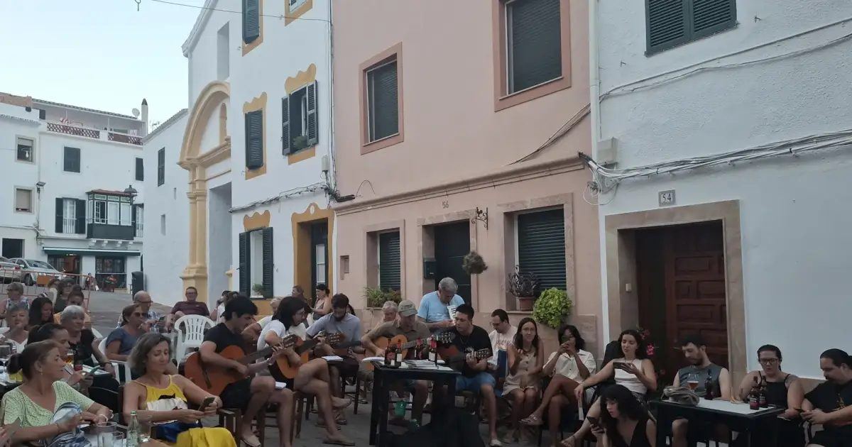 Ferreries recupera la tradición de cantar en la calle y los jóvenes llevan la voz cantante
