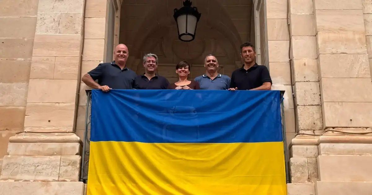 El Ayuntamiento de Maó luce la bandera de Ucrania en su balcón para celebrar el día de la independencia del país