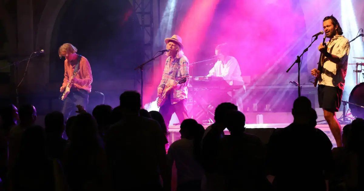 Kakkmaddafakka pone a bailar el Claustre de Maó en el arranque del Cranc Menorca Festival