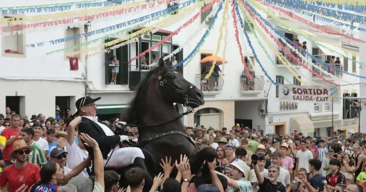 La lluvia obliga a Ferreries a acortar el Jaleo de Sant Bartomeu, uno de los momentos más esperados de sus fiestas patronales