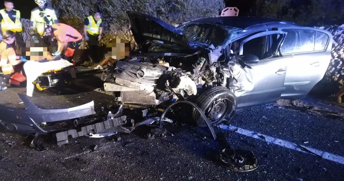 Un choque frontal en Cala en Bosc deja cuatro heridos, dos de ellos en estado grave, en la madrugada del lunes
