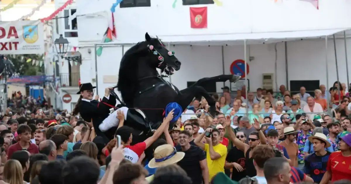 La joven embestida por un caballo en las fiestas de Ferreries abandona la UCI y evoluciona favorablemente