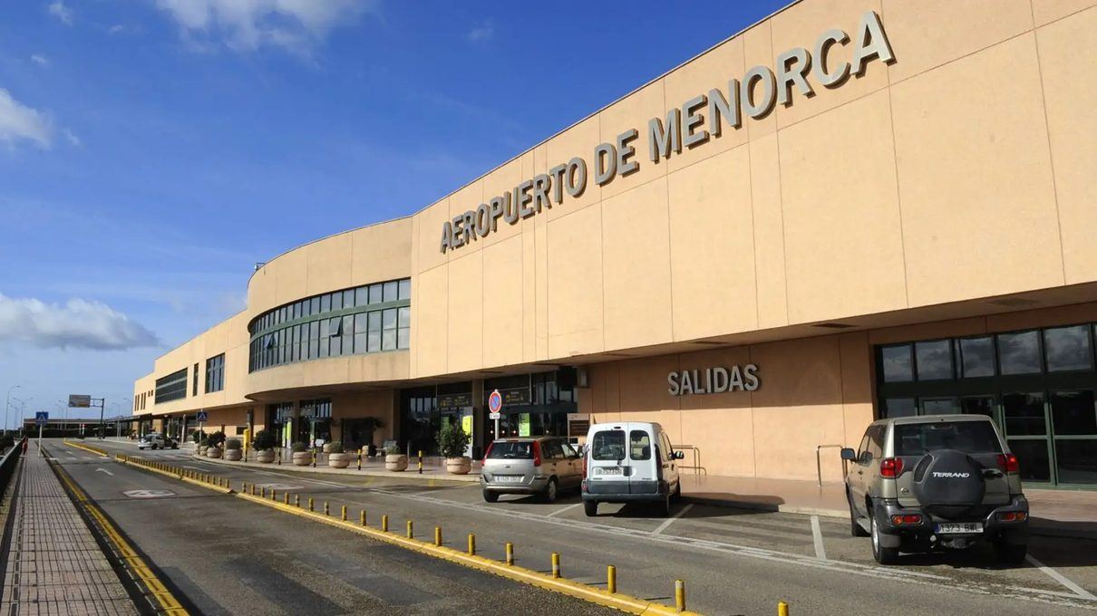 El aeropuerto de Menorca supera su jornada más frenética del verano sin los colapsos de años anteriores