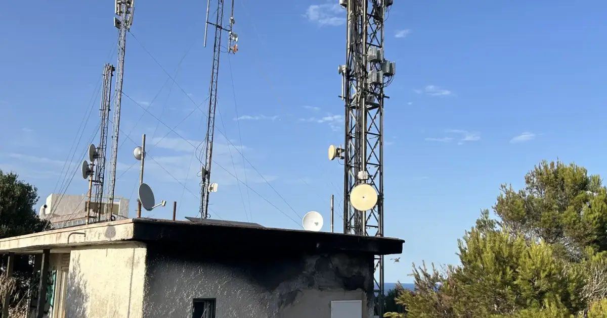 Un Porsche destroza una antena de Movistar en Menorca y deja sin internet a miles de vecinos y turistas durante casi dos sema