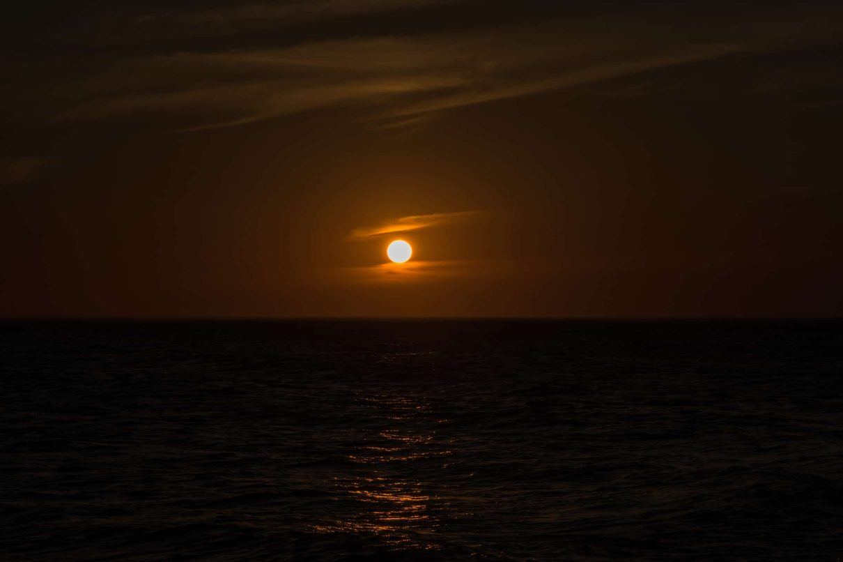 Menorca apaga el sol por unos instantes y miles de personas viven un eclipse histórico