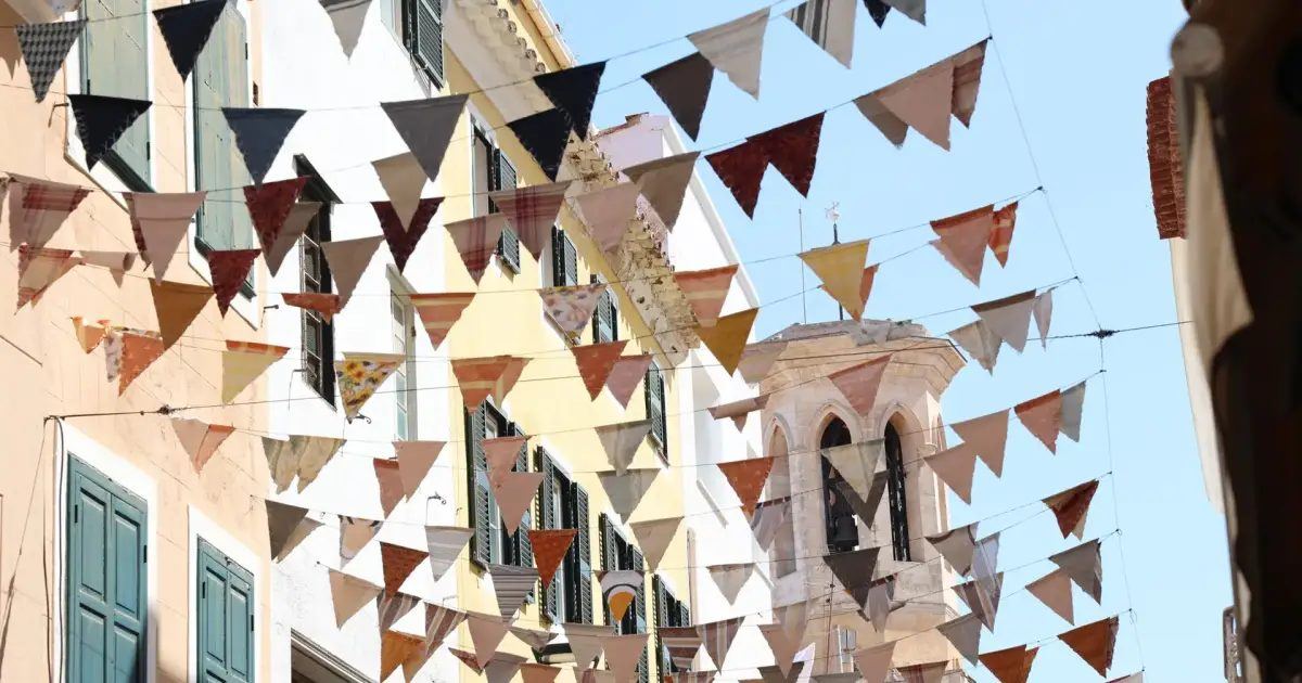 Las calles de Maó se llenan de color y arte para vivir las fiestas de la Mare de Déu de Gràcia