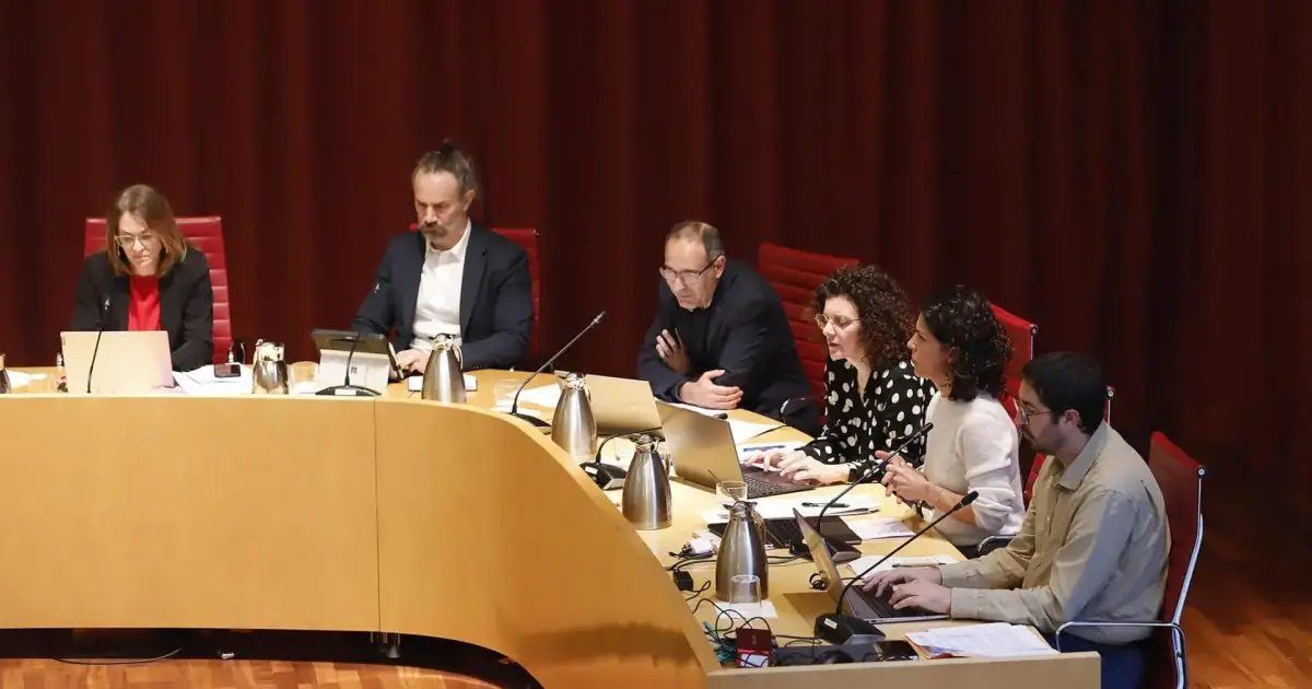 La oposición en Menorca desconfía del PP y advierte que la limitación de vehículos no llegará antes de 2028
