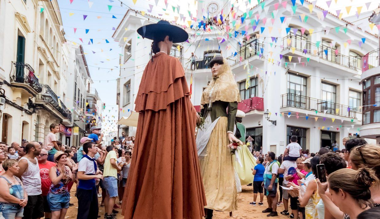 Una educadora de Alaior abre las fiestas de Sant Llorenç con un emotivo repaso a la memoria, la infancia y los valores del pu