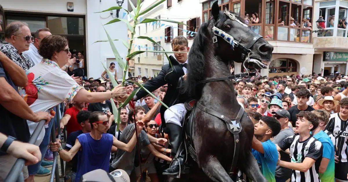 Alaior vive unas fiestas de Sant Llorenç históricas con 94 jinetes y una participación récord