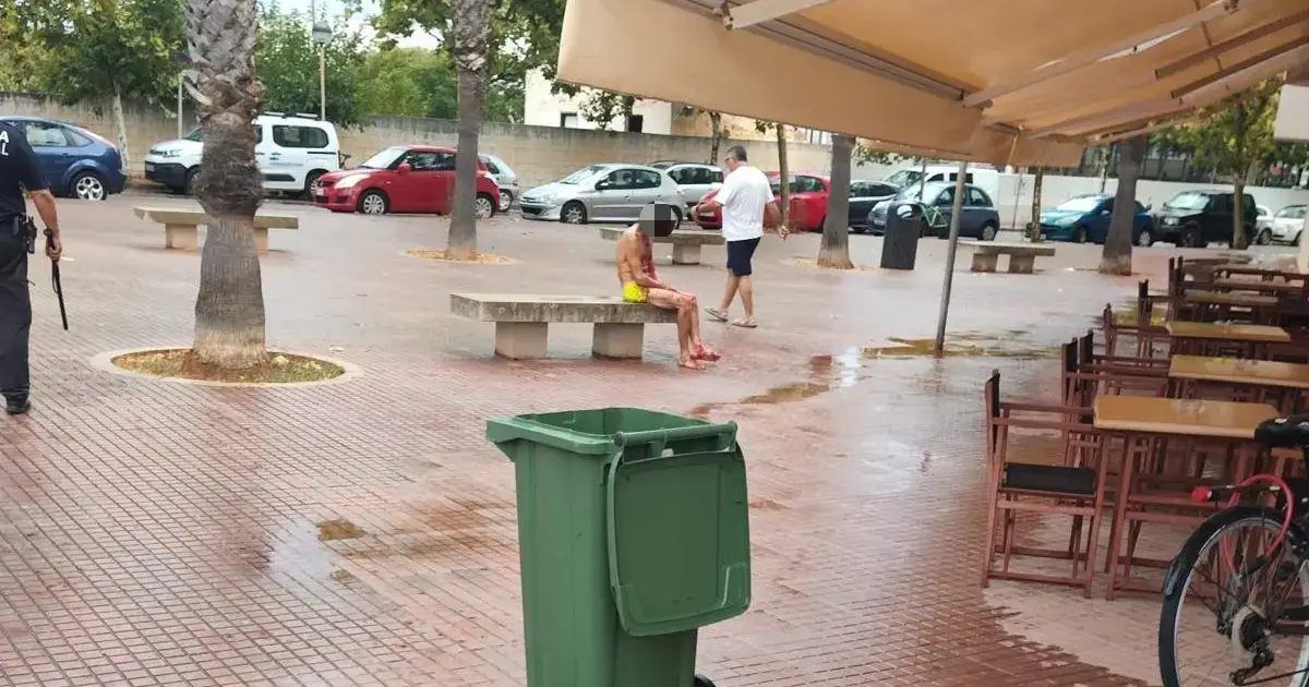 Una pelea entre ocupas con botella rota siembra el terror en un barrio de Ciutadella a metros de un colegio