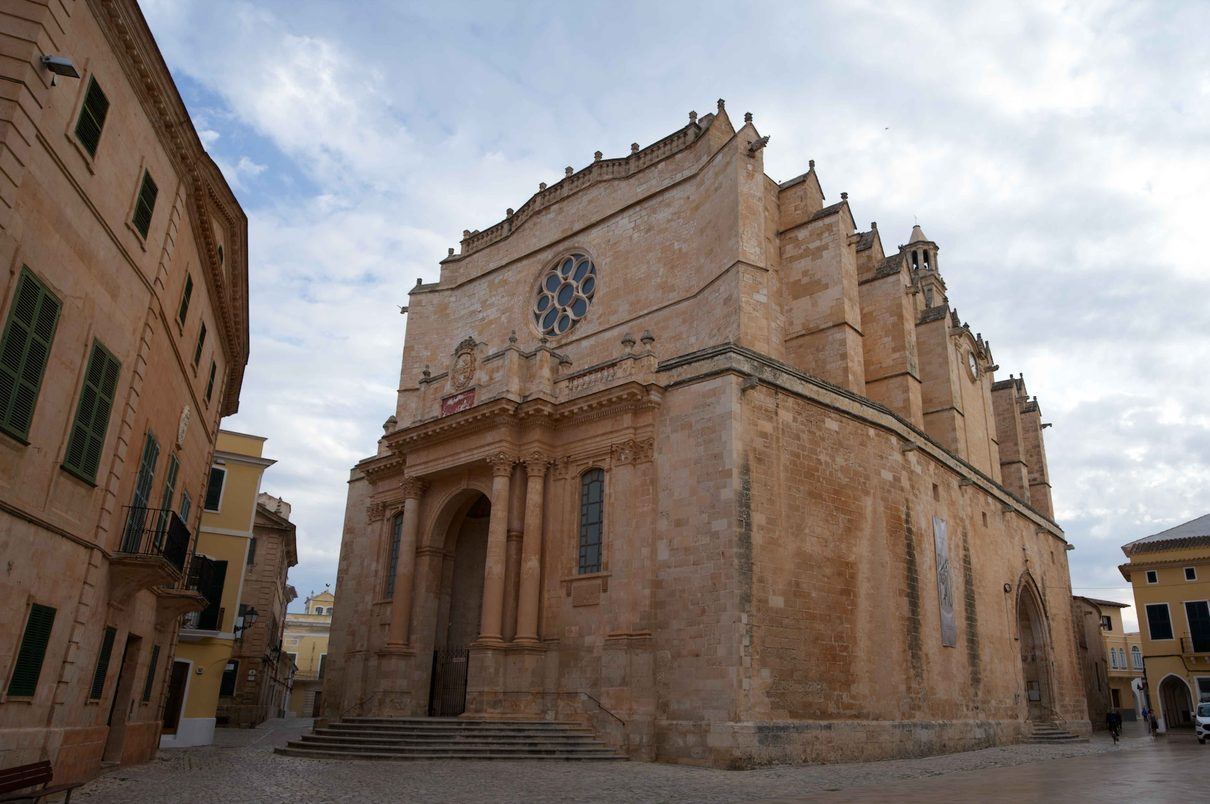Una botella rota deja a un hombre herido grave tras una violenta reyerta entre okupas en plena plaza de Ciutadella