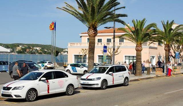 Menorca pondrá freno a los coches: el Consell aprueba restringir la entrada de vehículos a la isla el próximo verano