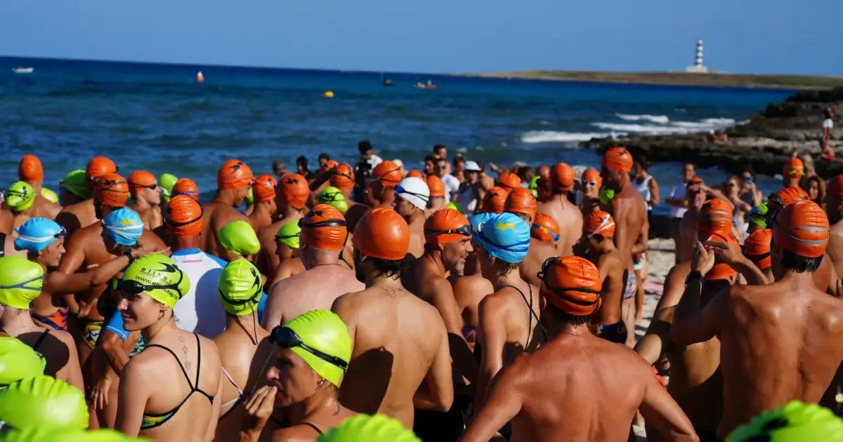 Ciento cincuenta nadadores convierten el mar de Sant Lluís en un grito de protección a la Reserva Marina de l'Illa de l'Aire