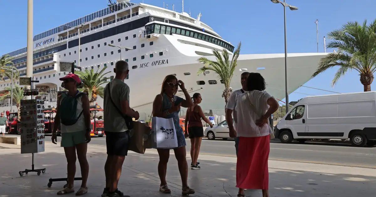 Maó recibe más cruceristas que nunca pero cada vez se gastan menos dinero en la isla