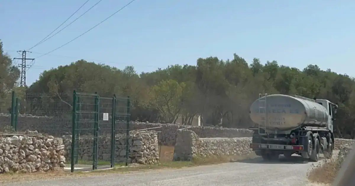 El PP de Maó exige por tercera vez saber de dónde viene el agua que llega en camiones al municipio